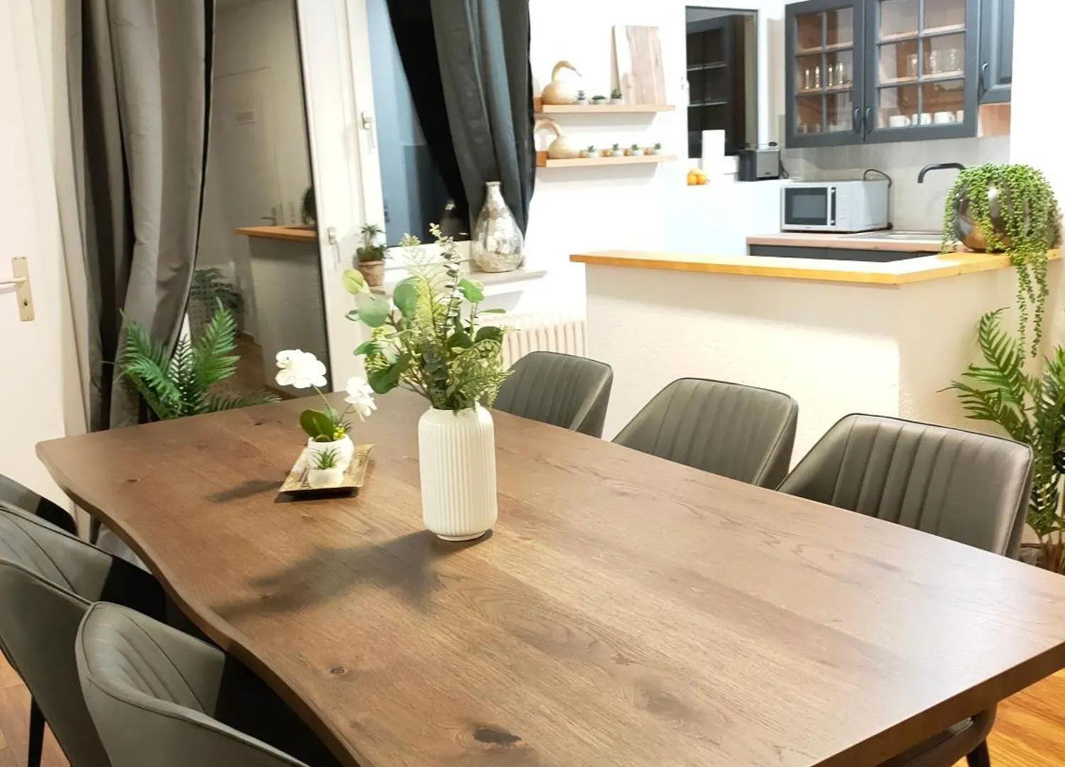 Large Central Apartment - Modern & Fully Equipped - Near Fair Cologne